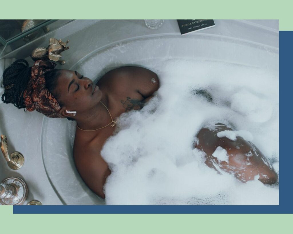 Frau hoert Geburtsgeschichtenpodcast in der Badewanne