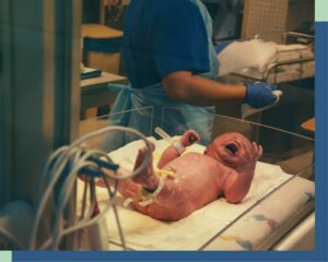 Ich Gebäre: Foto eines Neugeborenen im Babyraum. Foto: Gabriel Tovar