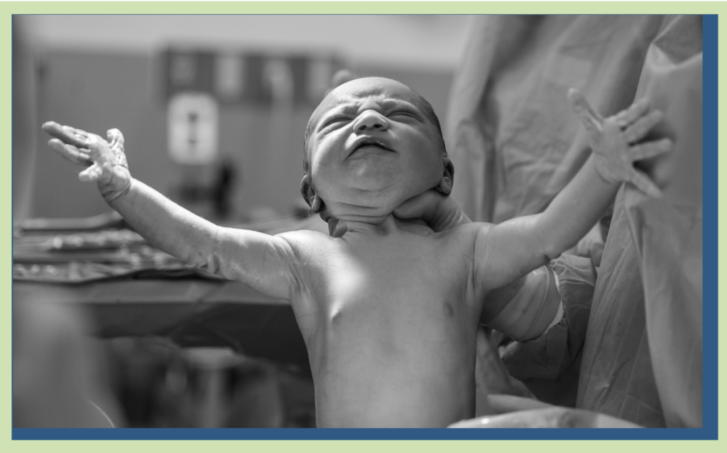 Auf dem Bild sieht man ein Neugeborenes Baby, es reißt die Arme in die Luft. Gefunden auf ichgebaere.com